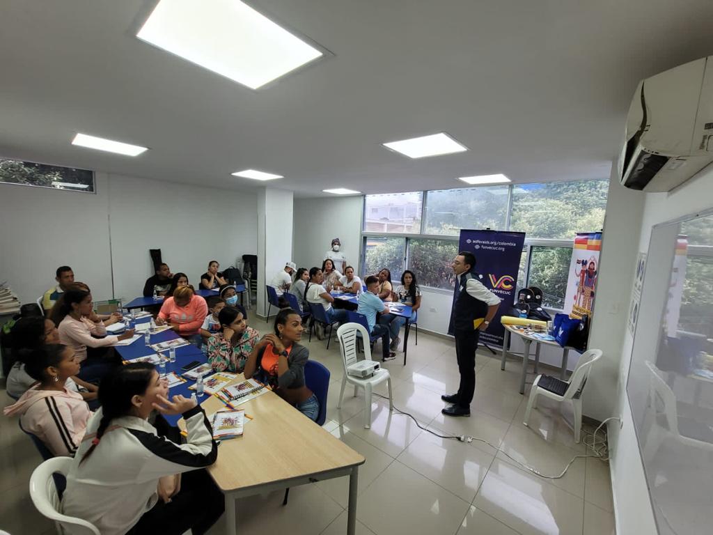 Jóvenes venezolanos migrantes y refugiados reciben capacitación en emprendimiento y finanzas en Cúcuta, Colombia